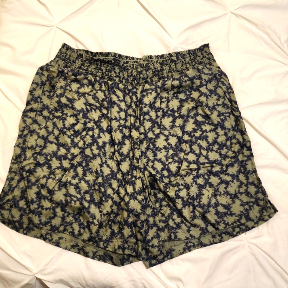 Silky green ang blue patten shorts